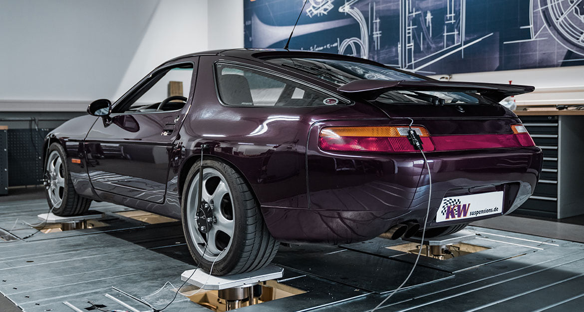 Das KW V3 Klassik für den Porsche 928 wird speziell auf das Fahrzeug abgestimmt. Hierfür nutzen wir unseren hauseigenen Fahrdynamikprüfstand