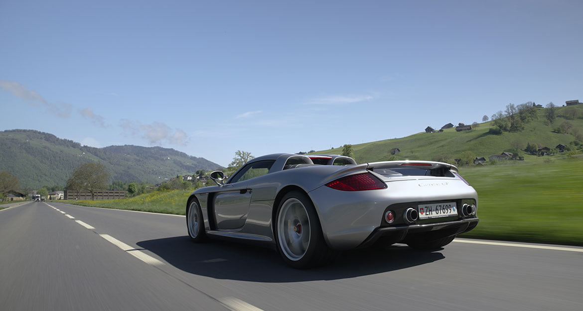 Auch Bodenwellen und andere Unregelmässigkeiten auf der Fahrbahn dämpft das KW V5 im Carrera GT sauber weg