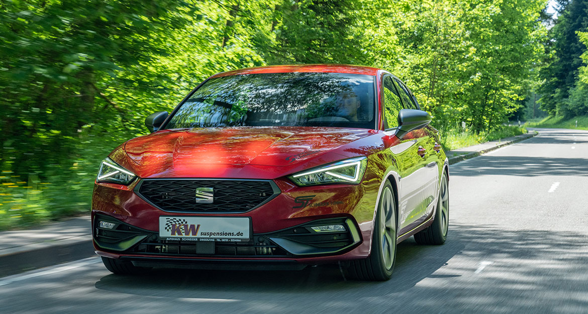 Auf jeder Straße bietet das KW DDC plug&play Sportfahrwerk mit seinen elektronisch gesteuerter Dämpfung im Seat Leon deutlich mehr Reserven als das optionale Adaptivfahrwerk der Volkswagentochter Seat.