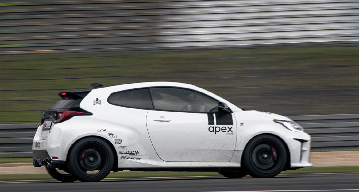 Ein KW Clubsport 3-way Gewindefahrwerk ist im Vergleich zu den anderen KW Gewindefahrwerken straffer ausgelegt, da der Trackday-Einsatz mit einem seriennahen Fahrzeug im Vordergrund steht. 