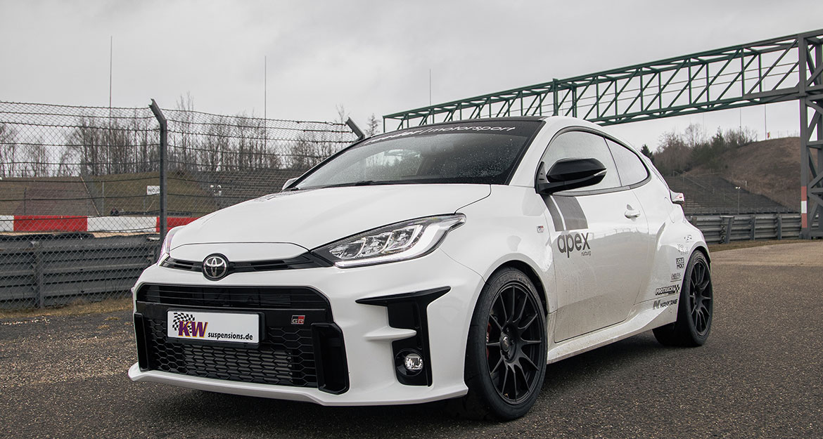Das KW Clubsport 3-way Gewindefahrwerk ermöglicht am Toyota GR Yaris eine maximale Tieferlegung von 45 Millimetern. 