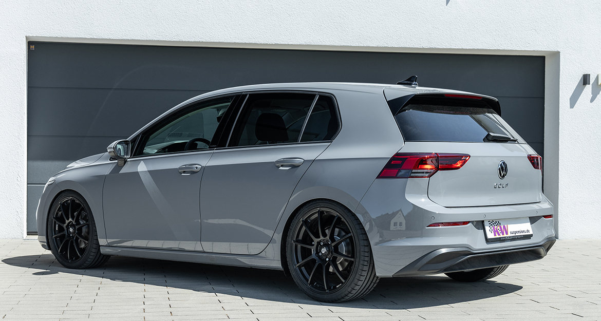 Neben dem KW Gewindefahrwerk Variante 1 und Variante 2 ist auch die populäre Variante 3 ab sofort auch für den neuen VW Golf 8 erhältlich. Alle drei KW Gewindefahrwerke verfügen über Federbeine aus Edelstahl. Bei der Variante 3 sind auch die Hinterachsdämpfergehäuse aus Edelstahl.