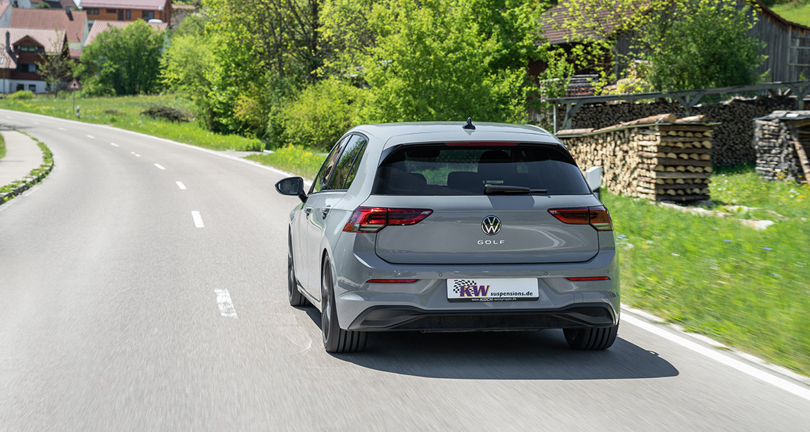 Ein VW Golf 8 fährt sich mit einer KW Variante 3 sogar auf schlechten Straßen einige Nuancen komfortabler als beispielsweise mit einer KW Variante 1 oder KW Variante 2.