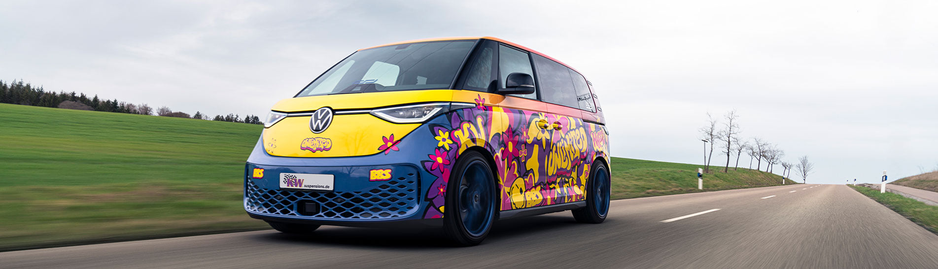 Bunter Bus: Der VW ID Buzz wurde von uns mit KW V3 Gewindefahrwerk und BBS CI-R Unlimited Rädern ausgestattet. Ausserdem kommt er in auffälliger Flower-Power-Optik daher.