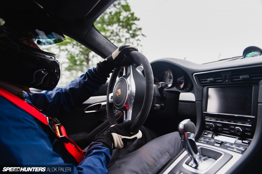 Cockpitaufnahme eines Porsche mit eingebautem KW Gewindefahrwerk