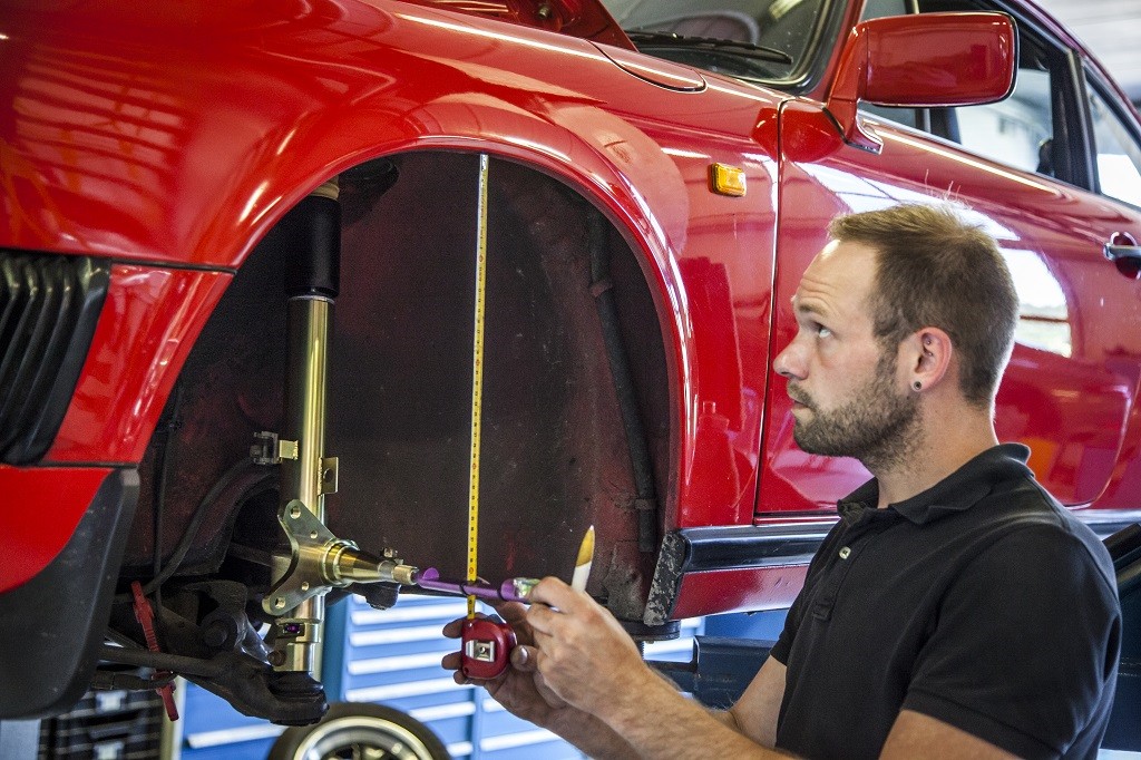 Einbau des KW Variante 3 Dämpfer in ein Porsche 911 G-Modell