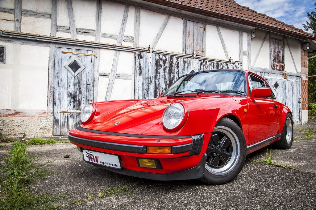 KW V3 Dämpfer verbaut in einem roten Porsche 911 G-Modell