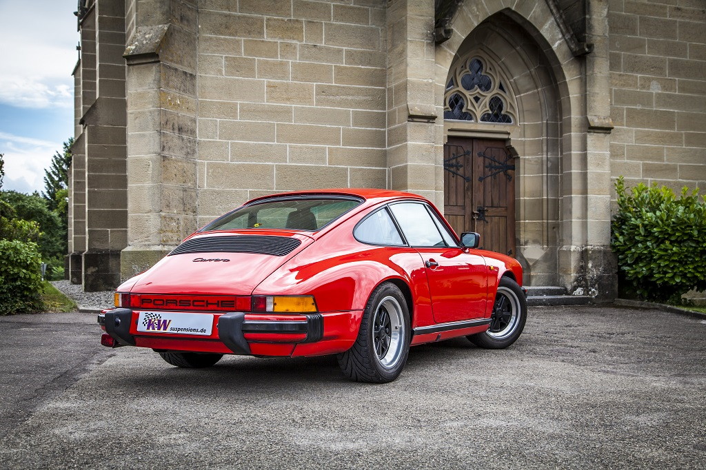 KW V3 Dämpfer verbaut in einem roten Porsche 911 G-Modell